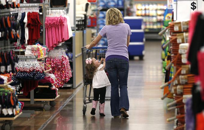 Kako denar porabljate, boste otroku najlažje razložili v trgovini. | Foto: Reuters