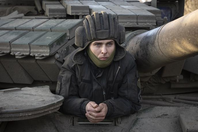 Ukrajinski tankist v Časiv Jaru | Ukrajinski tankist v kraju Časiv Jar, ki bo verjetno naslednji cilj ruske vojske po zavzetju Avdijivke. | Foto Guliverimage