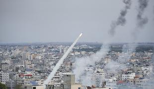 Izrael krepi napade na Gazo, vse več mrtvih #video