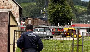 V požaru počitniške hiše umrlo 11 ljudi #video