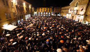 Na protestu proti Salviniju v Firencah več deset tisoč ljudi #video