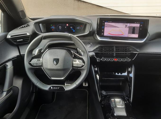 Kompakten ploščat volan je polepšan z oznako GT in zelenimi šivi. 450 evrov znaša doplačilo za Peugeot e-Call in navigacijsko napravo. | Foto: Aleš Črnivec