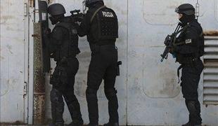 Policisti s puškami "obkolili" Savsko naselje