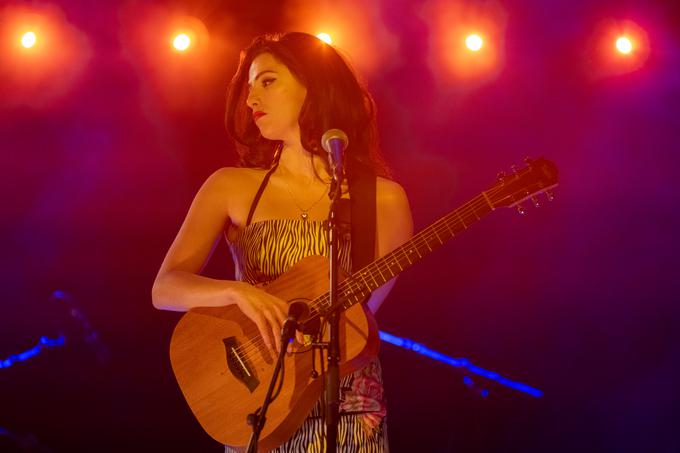 Kot izpostavi film, je Amy Winehouse na začetku kariere nastopala s kitaro, saj ji je igranje pomagalo premagovati tremo. | Foto: Karantanija Cinemas