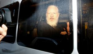 Julian Assange mora v zapor #video