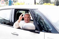 To je povedal papež po odhodu iz bolnišnice #video