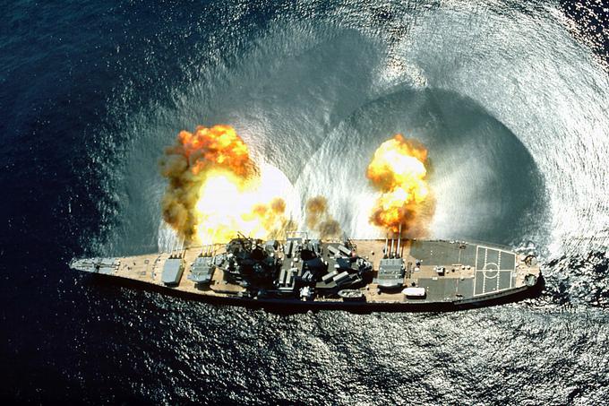 Znova se je končalo srečno za posadko USS WDP, lahko pa bi se zgodila tragedija, saj je imel poveljnik v času strela na obisku več drugih oficirjev in njihove soproge.  | Foto: Thomas Hilmes/Wikimedia Commons