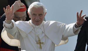 Papež prispel na obisk v Milano