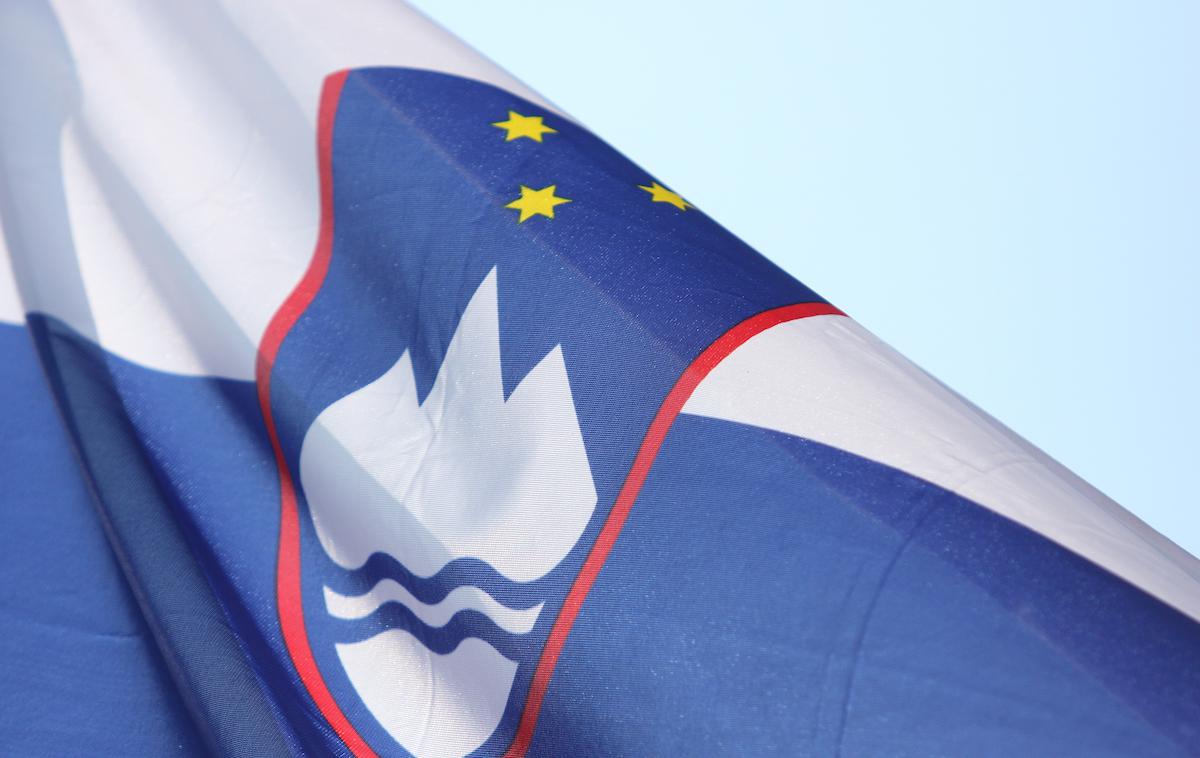 Slovenska zastava | Zaradi ukrepov države za omilitev posledic epidemije covid-19 so slovenske javne finance tudi v drugem letošnjem četrtletju beležile primanjkljaj, ki pa se je, v primerjavi s prvim četrtletjem, znižal. Znašal je 757 milijonov evrov oz. 5,8 odstotka bruto domačega proizvoda. | Foto Vid Ponikvar