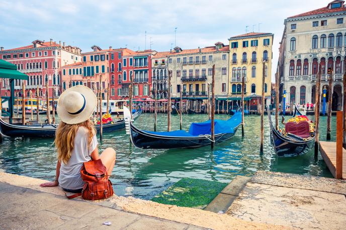 Benetke, Italija, turistka | Središče Benetk ima manj kot 50 tisoč stalnih prebivalcev, na vrhuncu sezone pa je lahko v njem več kot dvakrat toliko turistov. | Foto Shutterstock