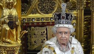 Bleščeča kraljeva krona že 60 let na glavi Elizabete II.