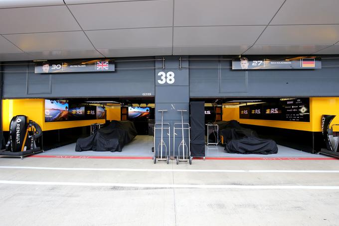 Tudi v Renaultovi "mirni" garaži dirkača ne hodita skupaj na kosilo. Na stezi ni prijateljev, ta zakon dirkanja še velja. | Foto: James Moy (Renault sport formula 1 team)