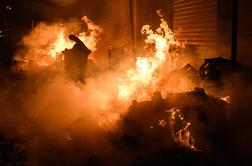 V požaru brunarice pri Moravčah dva poškodovana