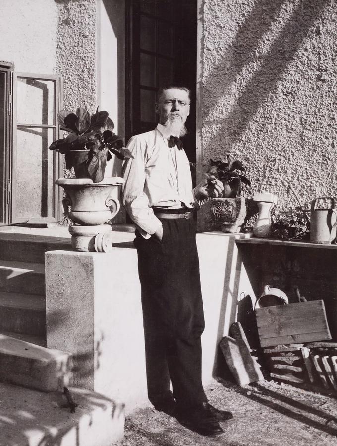 Na fotografiji: Plečnik pred okroglim prizidkom svojega doma v Trnovem, ok. 1926, foto: dokumentacija MGML / Plečnikova zbirka | Foto: 