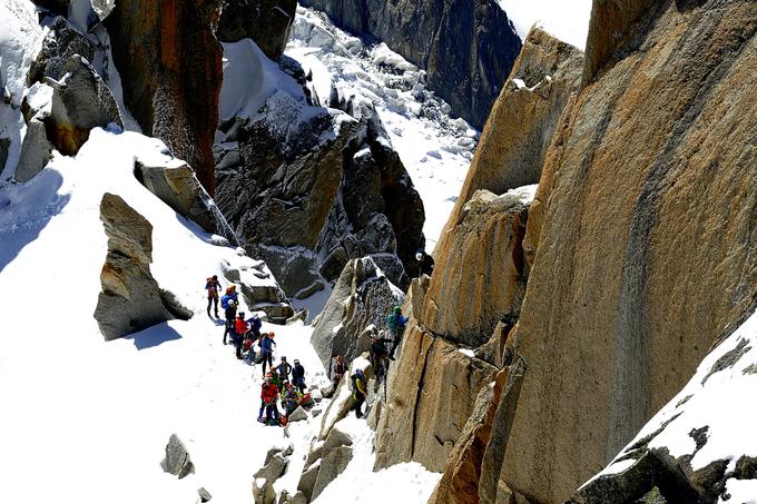 Že v gondoli se je mogoče srečati pisano druščino adrenalinskih odvisnežev, ki opremljeni s cepini, lednimi vijaki, vponkami, vrvmi, plezalnimi pasovi in preostalo opremo nasmejani čakajo na prevoz, ki jih bo odpeljal na novo pustolovščino v vertikalni svet ledenega granita.  | Foto: Jure Gregorčič
