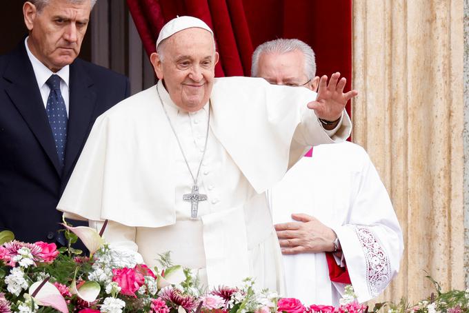 Po končani maši se je zapeljal mimo množice vernikov v svojem papamobilu, številni pa so ob tem vzklikali "Naj živi papež". | Foto: Reuters