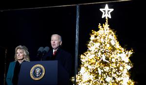 Ameriški predsednik pred Belo hišo osvetlil božično drevo #video
