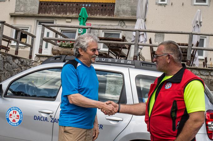 Stisk roke: Marjan se je v živo zahvalil tudi Igorju Potočniku, predsedniku Gorsko reševalne zveze.  | Foto: 