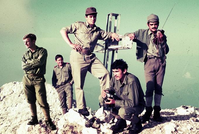 Spoznala sta se med služenjem vojaškega roka v Bovcu. Na fotografiji: na vrhu Kanina leta 1972. Grošelj je prvi z leve, Božić pa četrti, s fotoaparatom v roki.   | Foto: osebni arhiv Vikija Grošlja