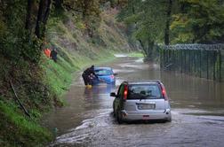 Deževje povzročilo več težav, odtrgalo večji del ceste na Črnivec