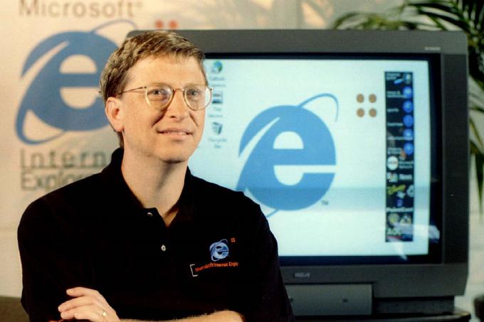 Internet Explorer je bil včasih tudi po zaslugi Gatesovih agresivnih poslovnih praks precej bolj dominanten spletni brskalnik, kot je danes izredno priljubljeni Google Chrome, na primer. Na vrhuncu razširjenosti leta 2001 ga je uporabljalo kar 96 odstotkov lastnikov osebnih računalnikov. | Foto: Reuters