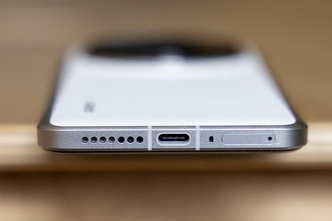 Spodnja stran pametnega telefona Xiaomi 14 Ultra | Foto: Ana Kovač