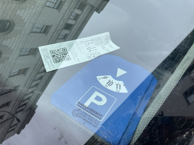Ustrezen način parkiranja z označenim časom prihoda. | Foto: Gregor Pavšič