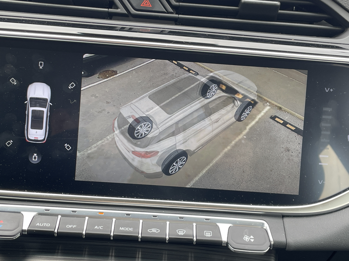 Eno od pozitivnih presenečenj je učinkovit pregled okolice avtomobila prek uporabe kamer. | Foto: Gregor Pavšič