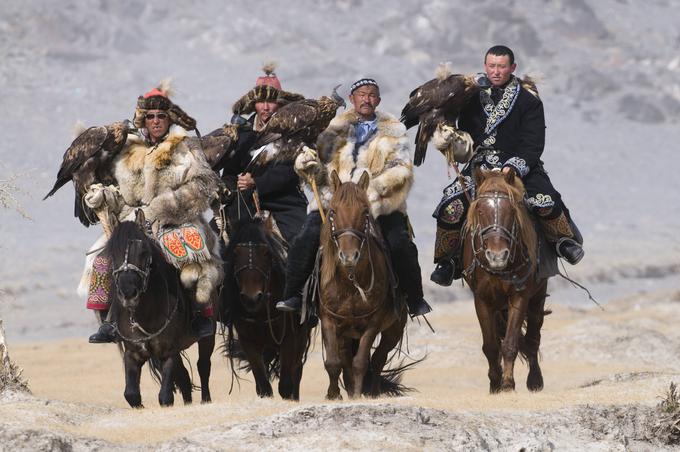 Na območju Mongolije so živela številna nomadska bojevniška ljudstva, ki so vzbujala strah in trepet. Ljudstvo Šjongnu oziroma Huni so bili prvi, sledilo jim je ljudstvo Šjanbej (Xianbei), njim pa ljudstvo Rouran ali Žoužan (ti so najverjetneje istovetni z Avari iz evropskih virov). Tem so sledili Turki, zadnji v vrsti ljudstev, ki so v evrazijski stepi zgradila mogočne imperije, pa so bili Mongoli. Na fotografiji vidimo skupino mongolskih jezdecev. | Foto: Guliverimage/Vladimir Fedorenko
