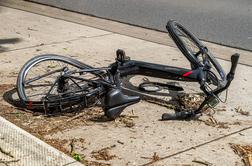 Zaradi padca z električnim kolesom umrl 86-letnik