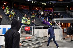 Švede zmotil navijaški incident, Viole razjezile domačine #video