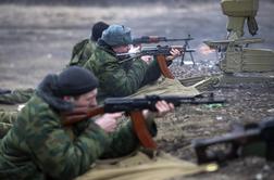 Separatisti na vzhodu Ukrajine naj bi umaknili težko orožje