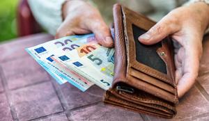 Denarna socialna pomoč višja za več kot 87 evrov