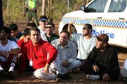 Iz azilnega centra v Darwinu pobegnilo okoli sto ljudi