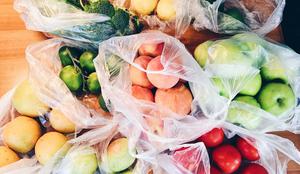 Se bodo naši trgovci odpovedali plastičnim vrečkam za sadje in zelenjavo?