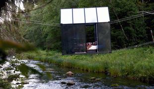 Drugačen oddih: zrcalna hiška, ki visi nad reko #video