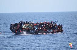 Ladja s 40 migranti po dveh tednih na morju  vplula v Tunizijo