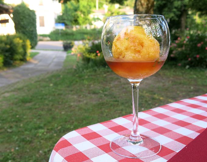 Hišni pomarančni sladoled s pelinkovcem in meto | Foto: Miha First