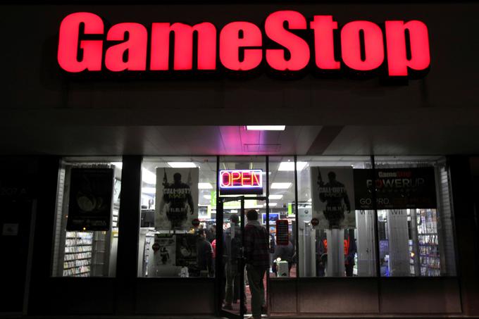 GameStop je leta 1984 ustanovljena ameriška veriga trgovin z videoigrami, igralnimi konzolami in pripomočki ter tako rekoč vsem drugim blagom, povezanim z videoigrami. GameStop ima po vsem svetu več kot 5.500 poslovalnic. Ker se je prodaja videoiger v zadnjih letih večinoma preselila na splet, je GameStop doživel velik padec prodaje. Leto 2019 je končal z izgubo v višini skoraj pol milijarde ameriških dolarjev. GameStop je leta 2019 sicer začel reorganizacijo poslovanja z osredotočenostjo na prodor na sceno tekmovalnega igranja videoiger, panoge, ki je v zadnjih letih eksplodirala. Gre za taktiko, ki bo po mnenju analitikov prinesla rezultate. Podjetju, ki se dolga leta bori z izgubo, dobiček napovedujejo že za leto 2022. | Foto: Reuters
