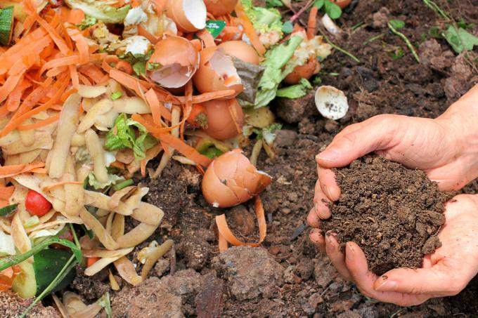 Pri sestavljanju kompostnega kupa je ključnega pomena vrsti red zlaganja sestavin. | Foto: Thinkstock