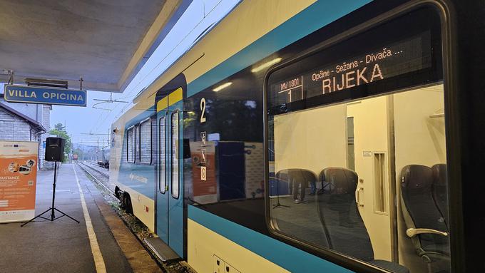 Pri Slovenskih železnicah upajo, da bodo njihovi večsistemski vlaki Stadler Kiss, ki že vozijo v Beljak, Gradec in zdaj tudi na Reko, kmalu začeli voziti tudi v Zagreb. Slovenija ima namreč s Hrvaško le polovico toliko potniških vlakov kot z Avstrijo, zato je potencial še zelo velik. | Foto: Srdjan Cvjetović