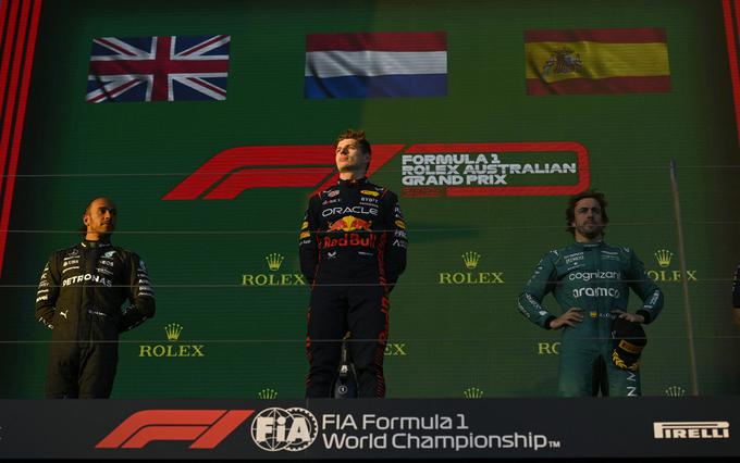 Najboljši trije v Melbournu pred letom dni: prvi Verstappen, drugi Hamilton in tretji Alonso. | Foto: Reuters