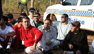 Iz azilnega centra v Darwinu pobegnilo okoli sto ljudi