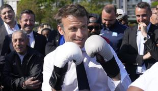 Macron nadel boksarske rokavice. Se pripravlja na spopad s Putinom?