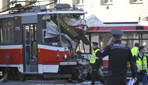 V trčenju avtobusa in tramvaja v Brnu poškodovanih 40 ljudi
