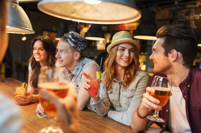 prijatelji, pijača, lokal | Foto Shutterstock