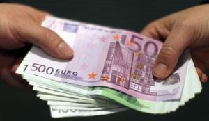 Slovenija na račun prevelikega državnega trošenja prejela najnižjo oceno na svetu