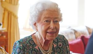 Britanska kraljica premagala covid in se vrnila na delo