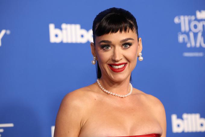 Katy Perry je videz dopolnila z bisernimi uhani in ogrlico ter lasmi, spetimi v čop. | Foto: Reuters