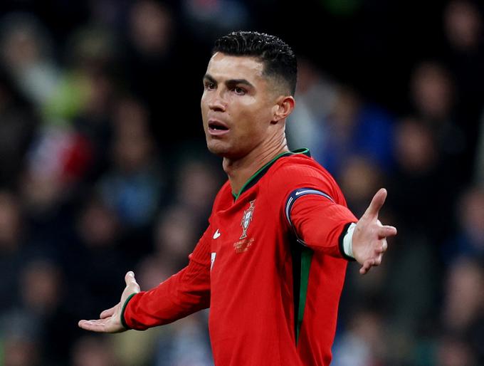 Cristiano Ronaldo se je med tekmo večino časa ukvarjal s sodniki. | Foto: Reuters